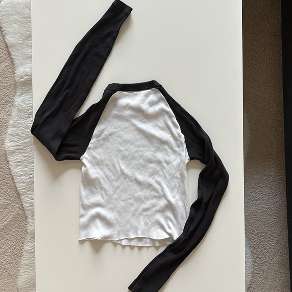 Brandy Melville Radio Silence Long Sleeve - Picture 5 of 8